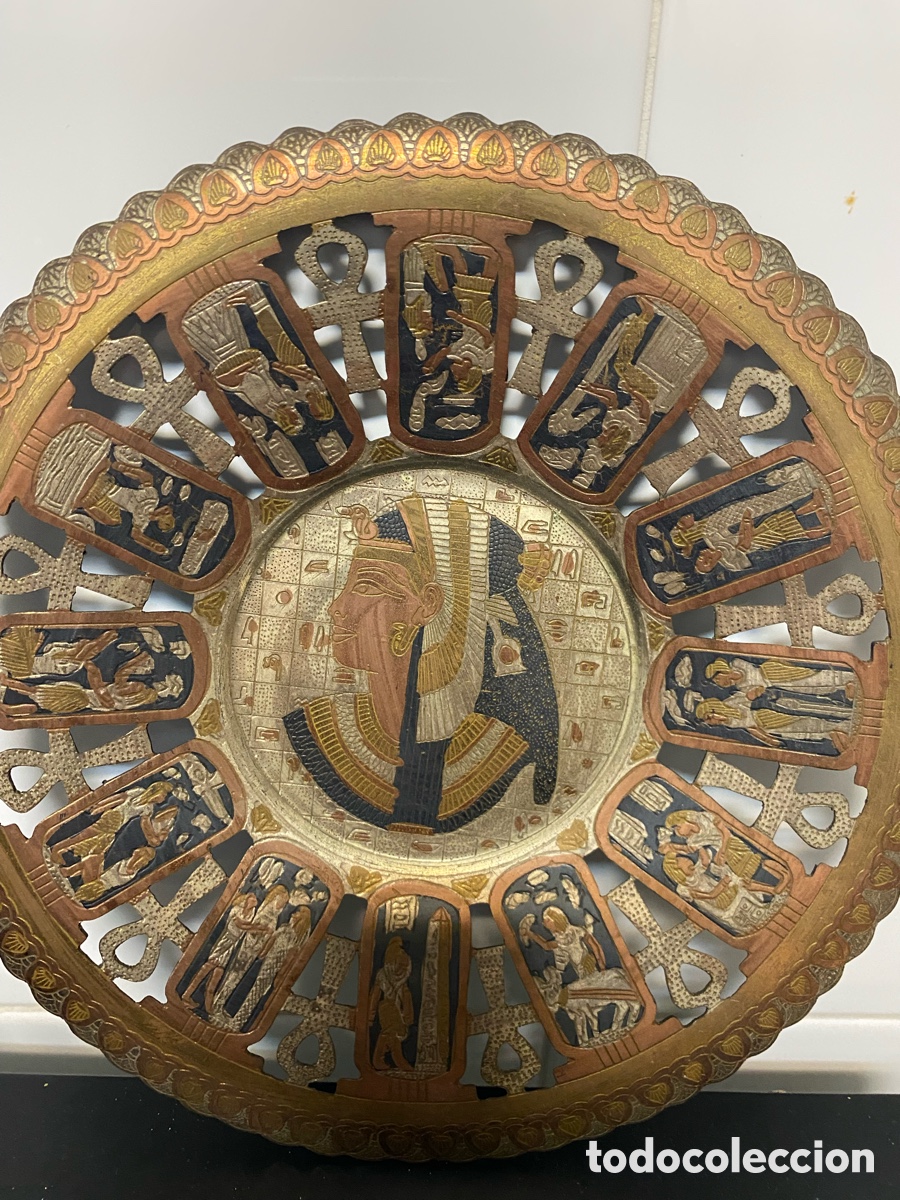 Antig&uuml;edades: Plato decorativo egipcio de cobre y lat&oacute;n (19,5 cm)