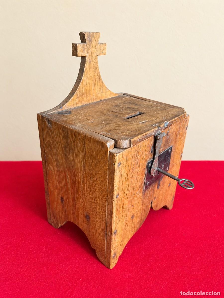 Antig&uuml;edades: LIMOSNERO R&Uacute;STICO DE MADERA CON LLAVE - Foto 7
