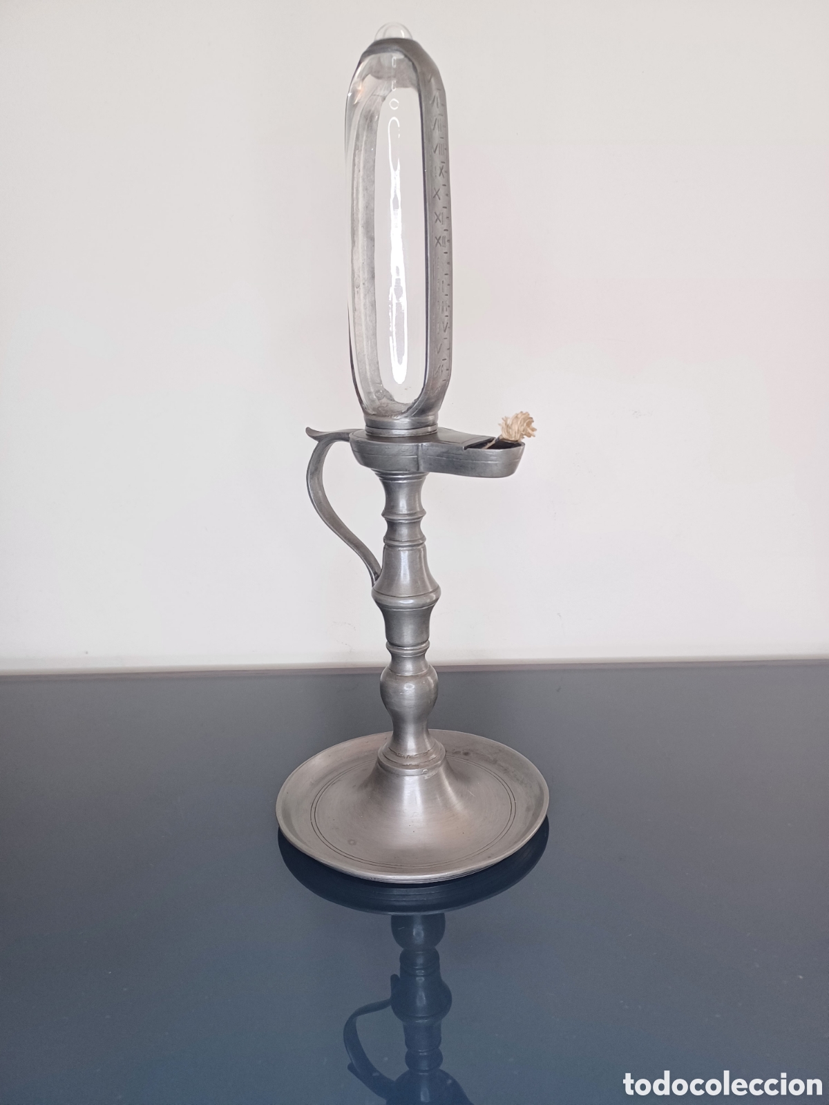 Antig&uuml;edades: Antiguo Reloj de Aceite Silentium en Peltre Torneado y Cristal Soplado Desmontable