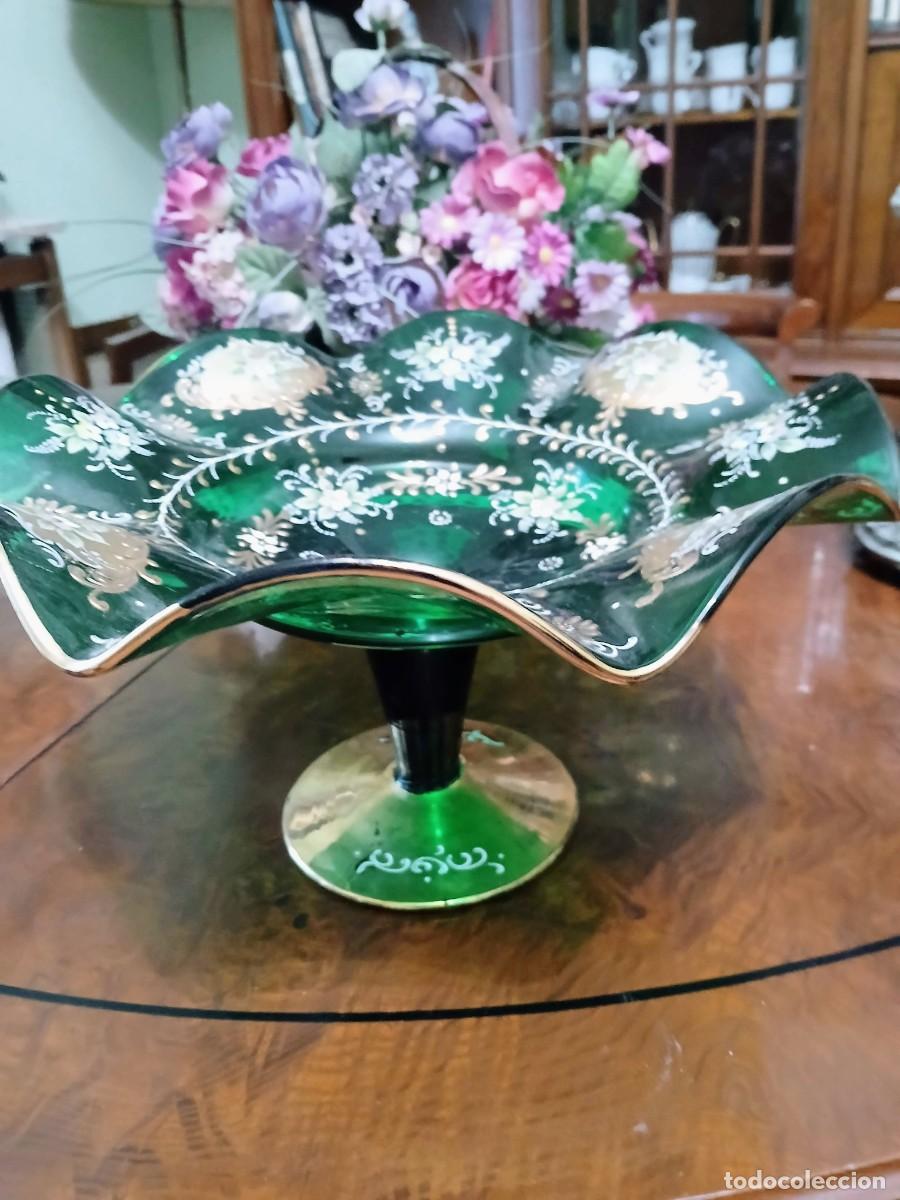 Oggetti Antichi: Gran centro de mesa / frutero en cristal verde esmeralda con relieve en oro y esmalte - Estilo Muran