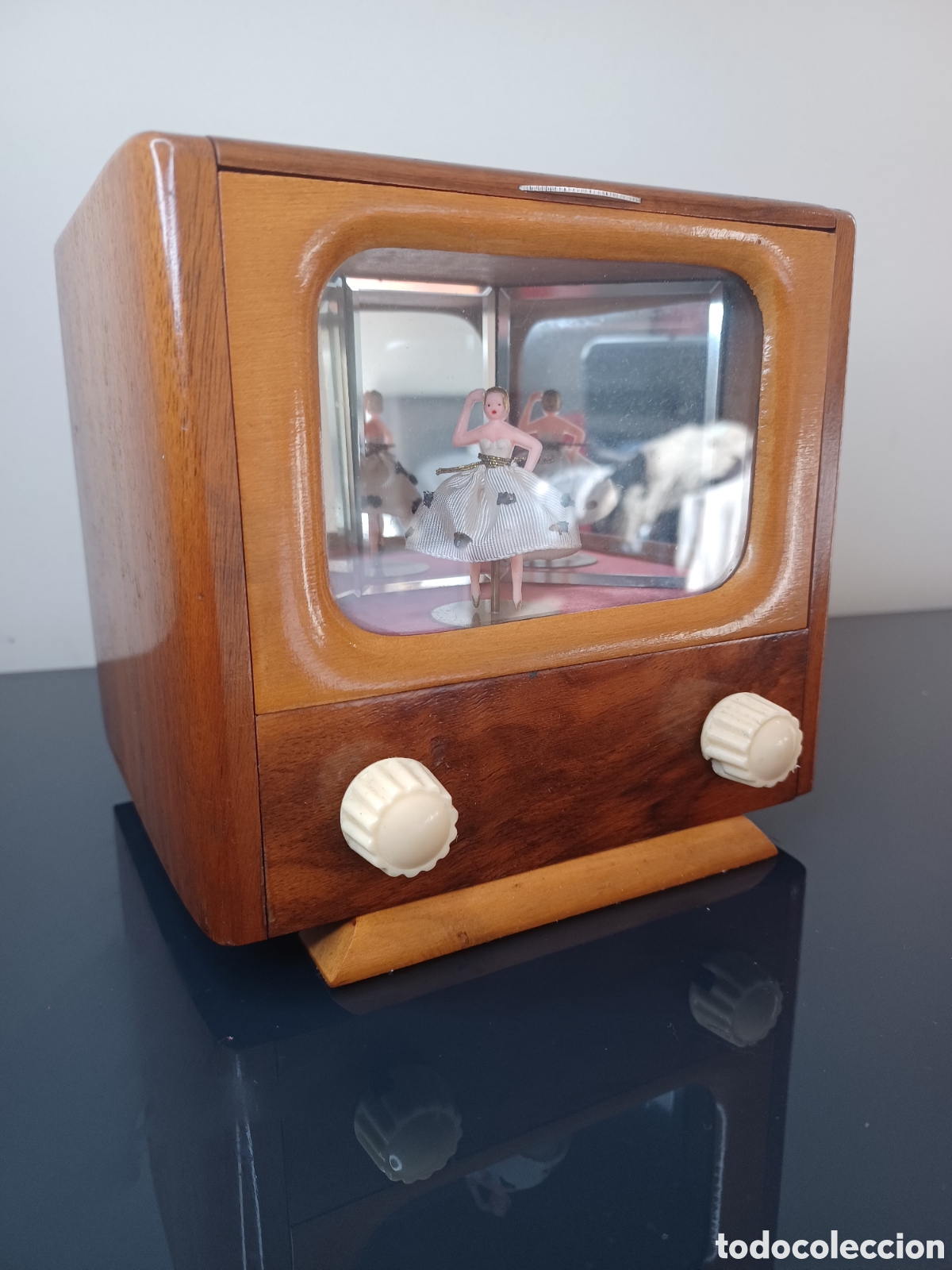 Antig&uuml;edades: Caja de M&uacute;sica y Dispensador de Cigarrillos con Forma de Televisor - Bailarina Aut&oacute;mata, 1950