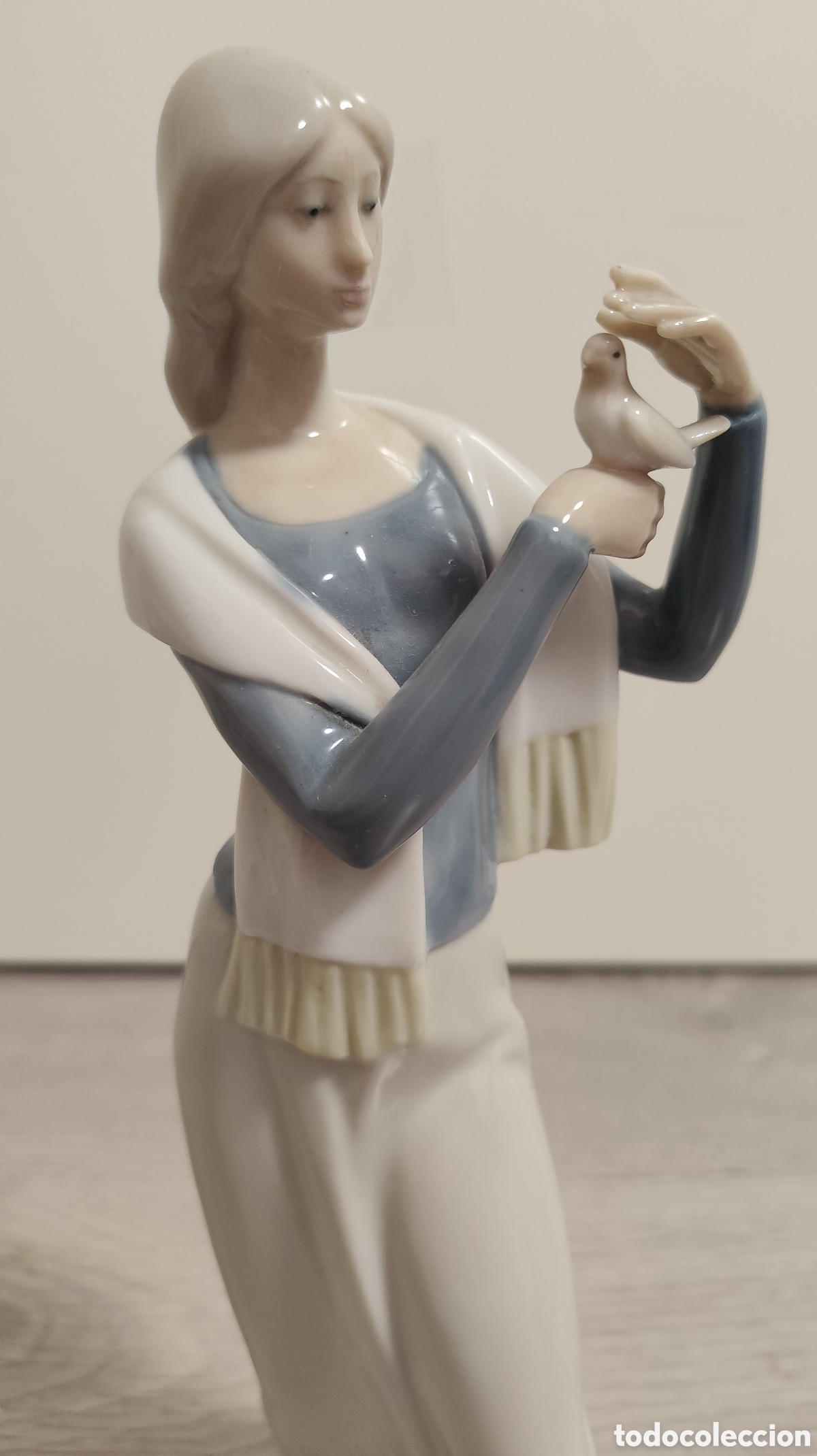 Antig&uuml;edades: Figura Lladr&oacute; mujer con paloma