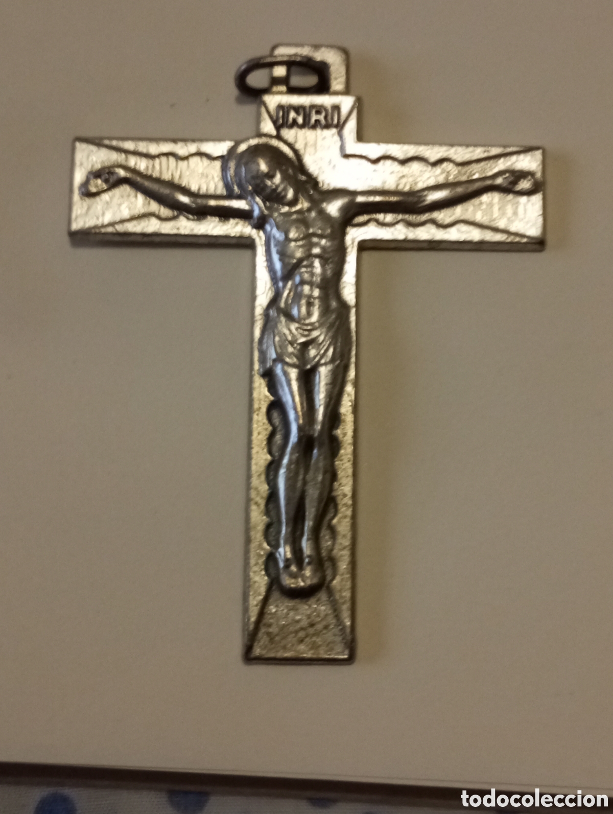 Antig&uuml;edades: Crucifijo de metal plateado 7,50x 6 cms