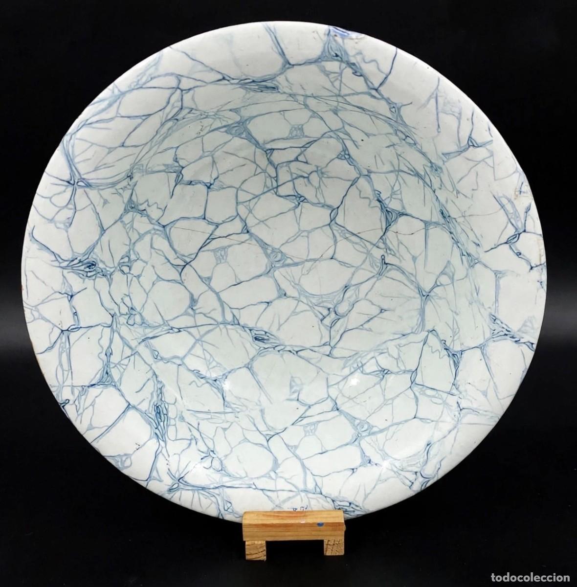 Antig&uuml;edades: Antigua jofaina, palangana, plato de porcelana marmolizada en azul. XIX. 36x36x12