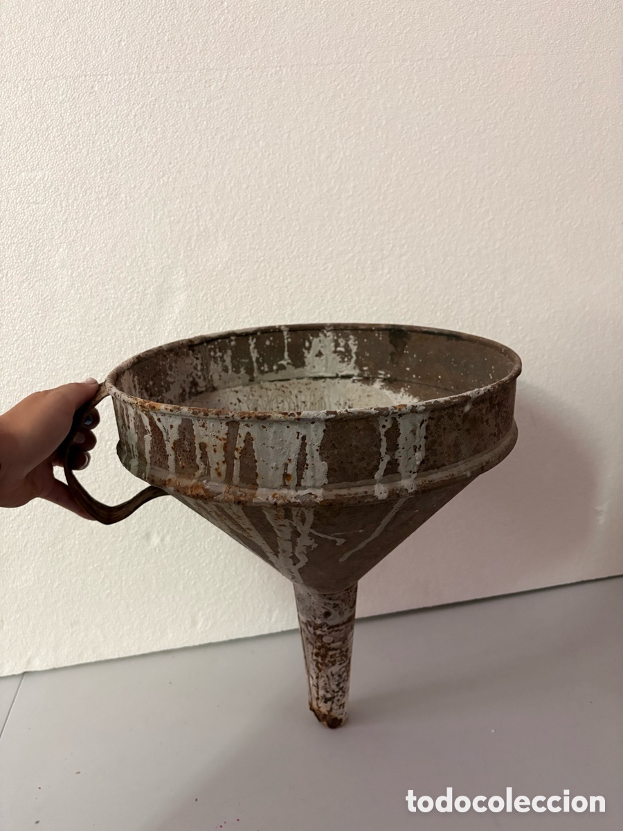 Antig&uuml;edades: Embudo met&aacute;lico antiguo con p&aacute;tina r&uacute;stica y asa