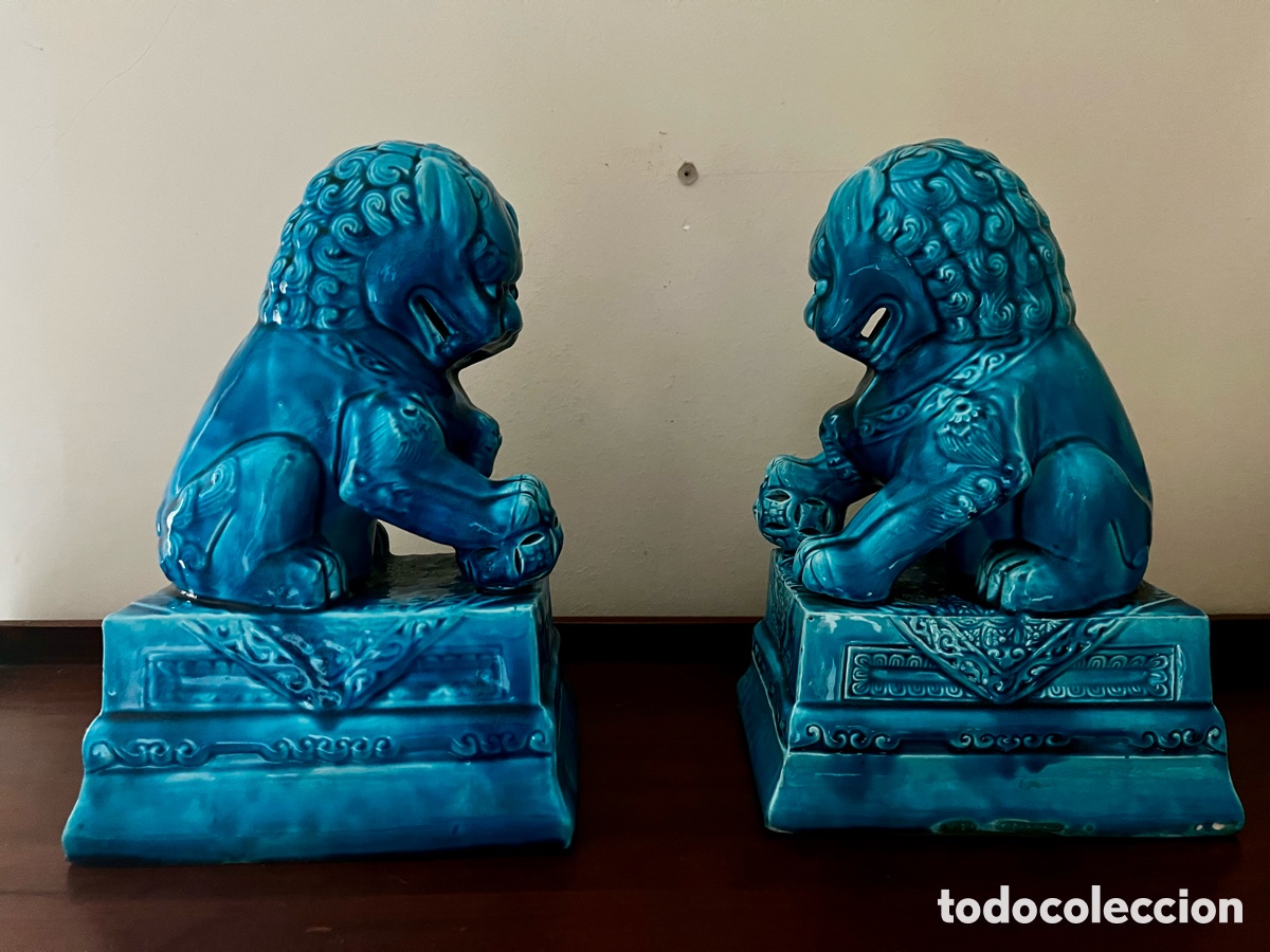Antig&uuml;edades: Perros foo pareja de leones guardianes en porcelana azul, gran tama&ntilde;o.