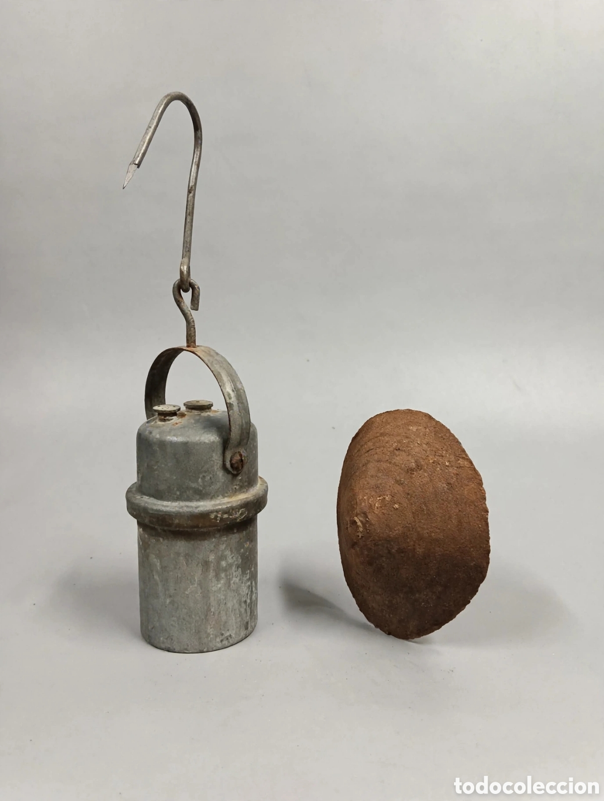 Antig&uuml;edades: Lote Alcuza aceitera de pastor+piedra afilar