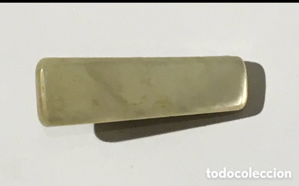 Antig&uuml;edades: Pasador de corbata. Lat&oacute;n y n&aacute;car. Art Deco. A&ntilde;os 1910.