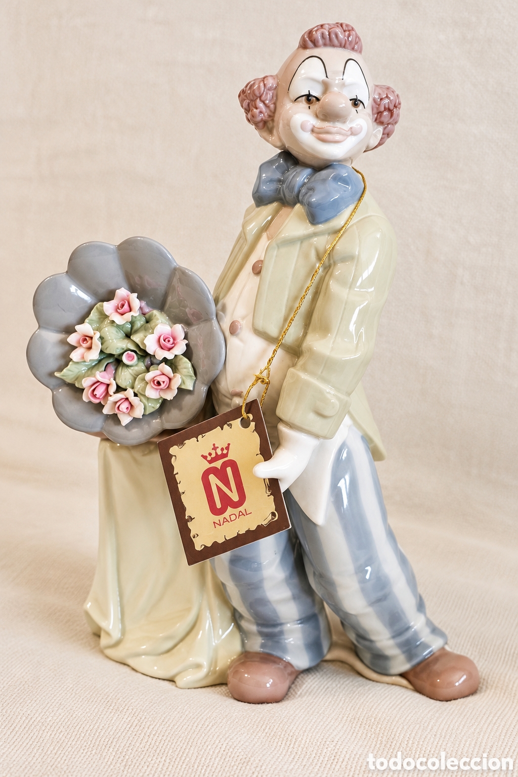 Antig&uuml;edades: Payaso de porcelana NADAL vintage &ndash; 25 cm &ndash; Flores en relieve &ndash; Con etiqueta original
