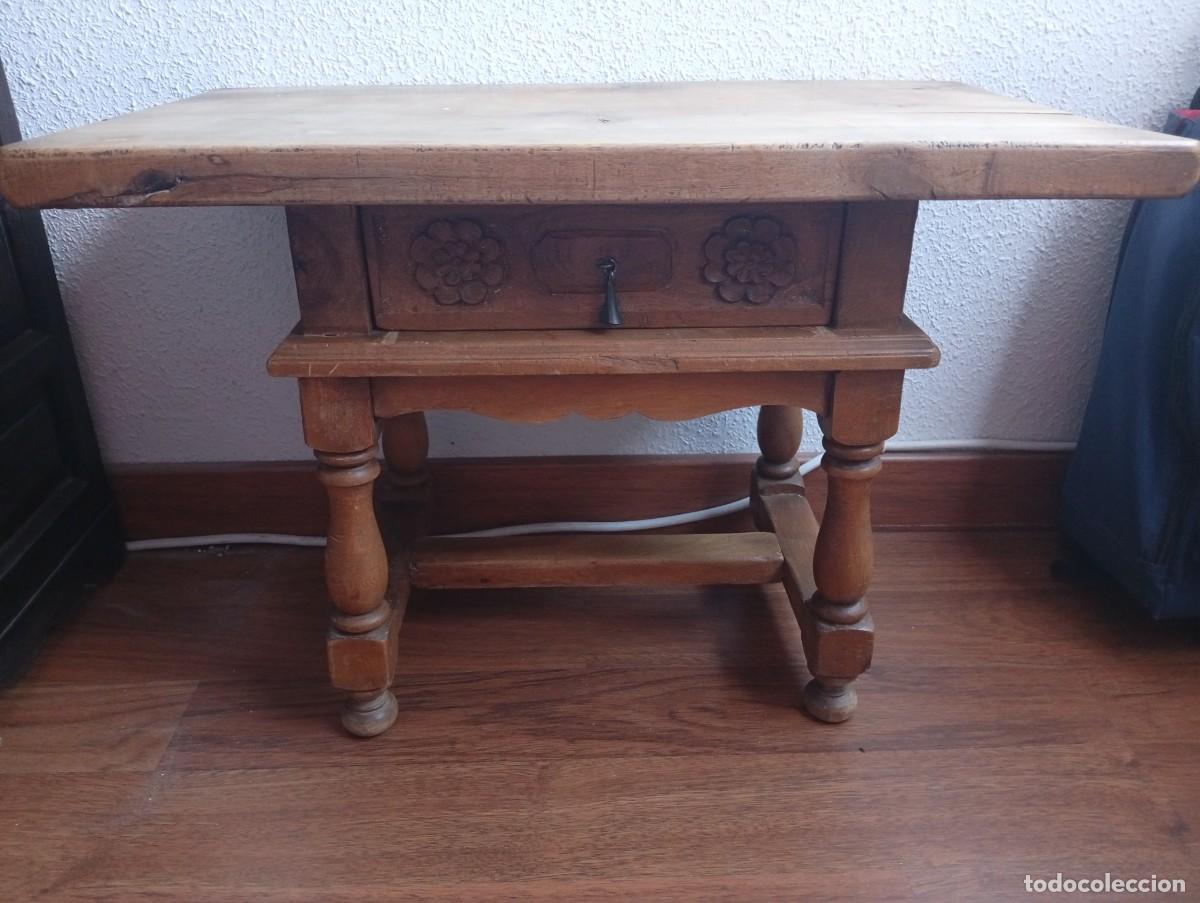 Antig&uuml;edades: Mesita de noche o mesa auxiliar de dormitorio, con caj&oacute;n