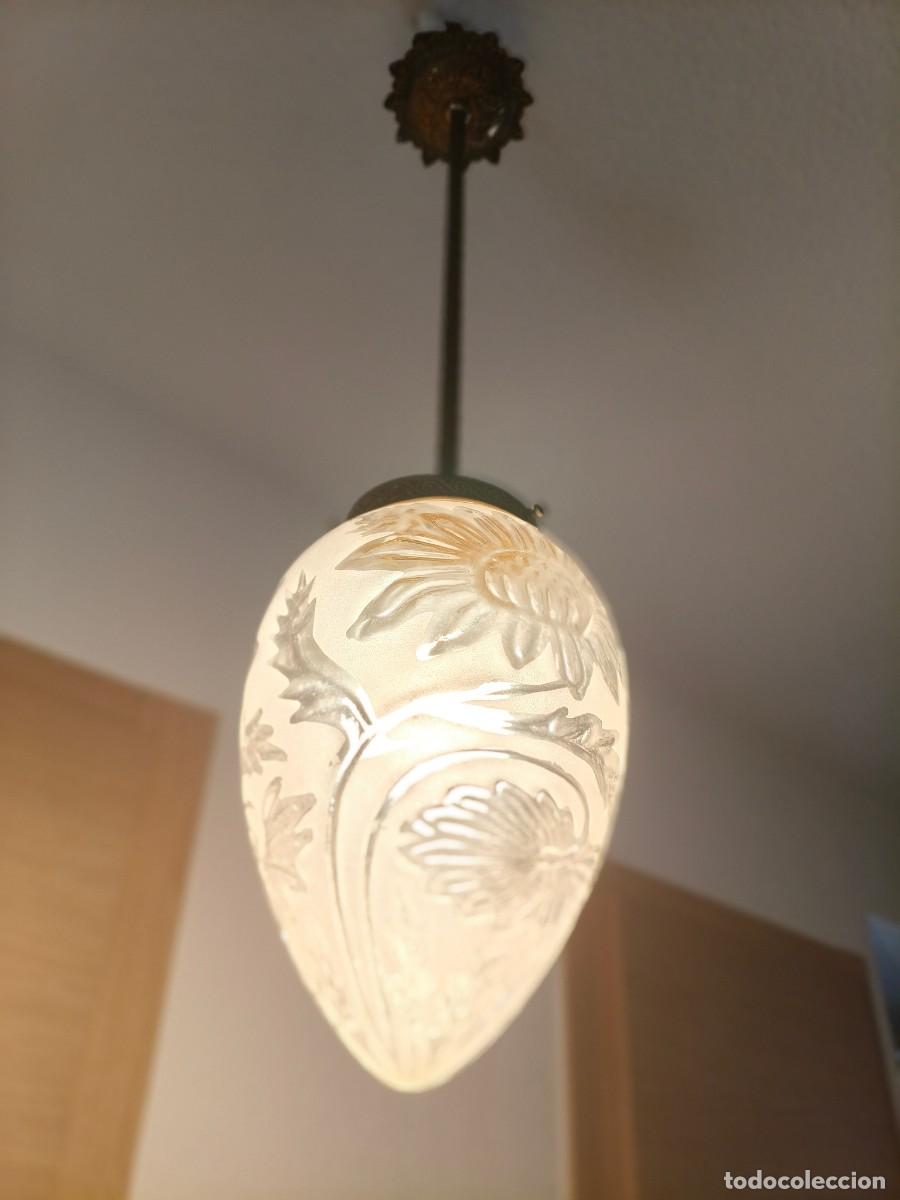 Antig&uuml;edades: ANTIGUA LAMPARA MODERNISTA. TULIPA GLOBO CON MOTIVOS FLORALES EN RELIEVE. FUNCIONAMIENTO.