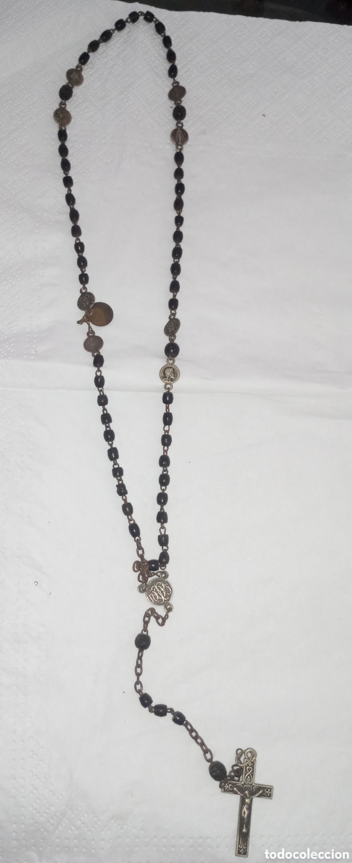 Antig&uuml;edades: Antiguo rosario madera o semillas con medallitas virgen mide 38 cms