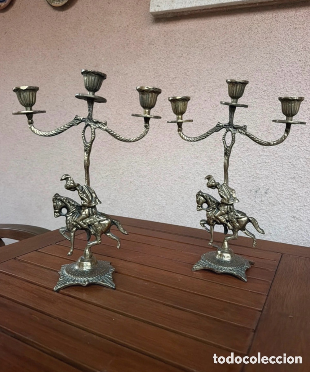 Antig&uuml;edades: Par de candelabros metal