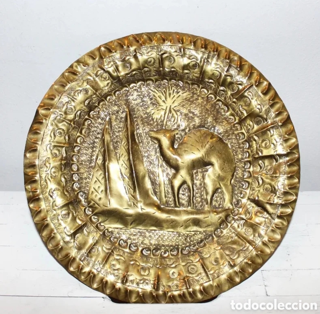 Antig&uuml;edades: Plato decorativo de bronce con relieves orientales