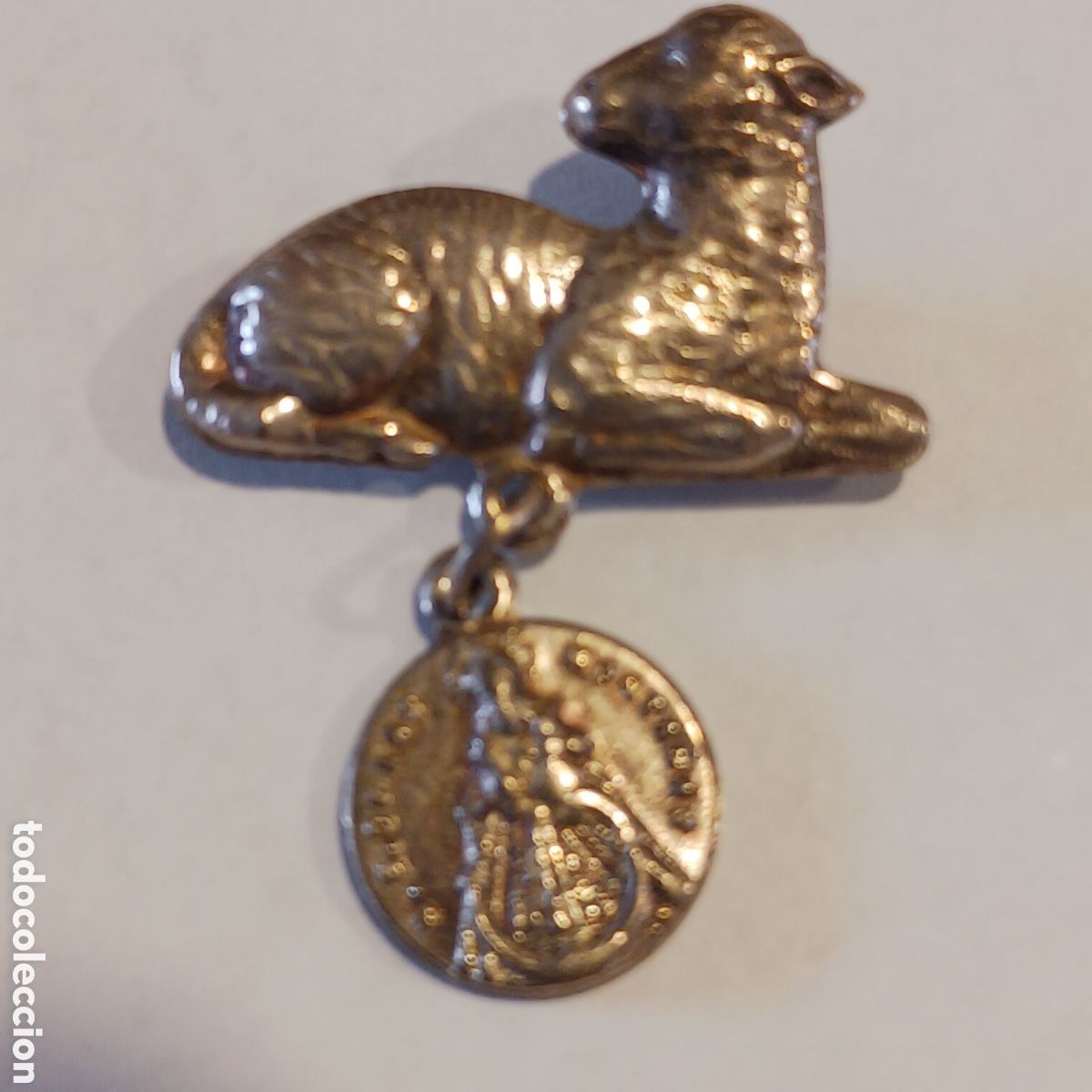 Antig&uuml;edades: Broche medalla plata von cordero y medalla Virgen de las Monta&ntilde;as