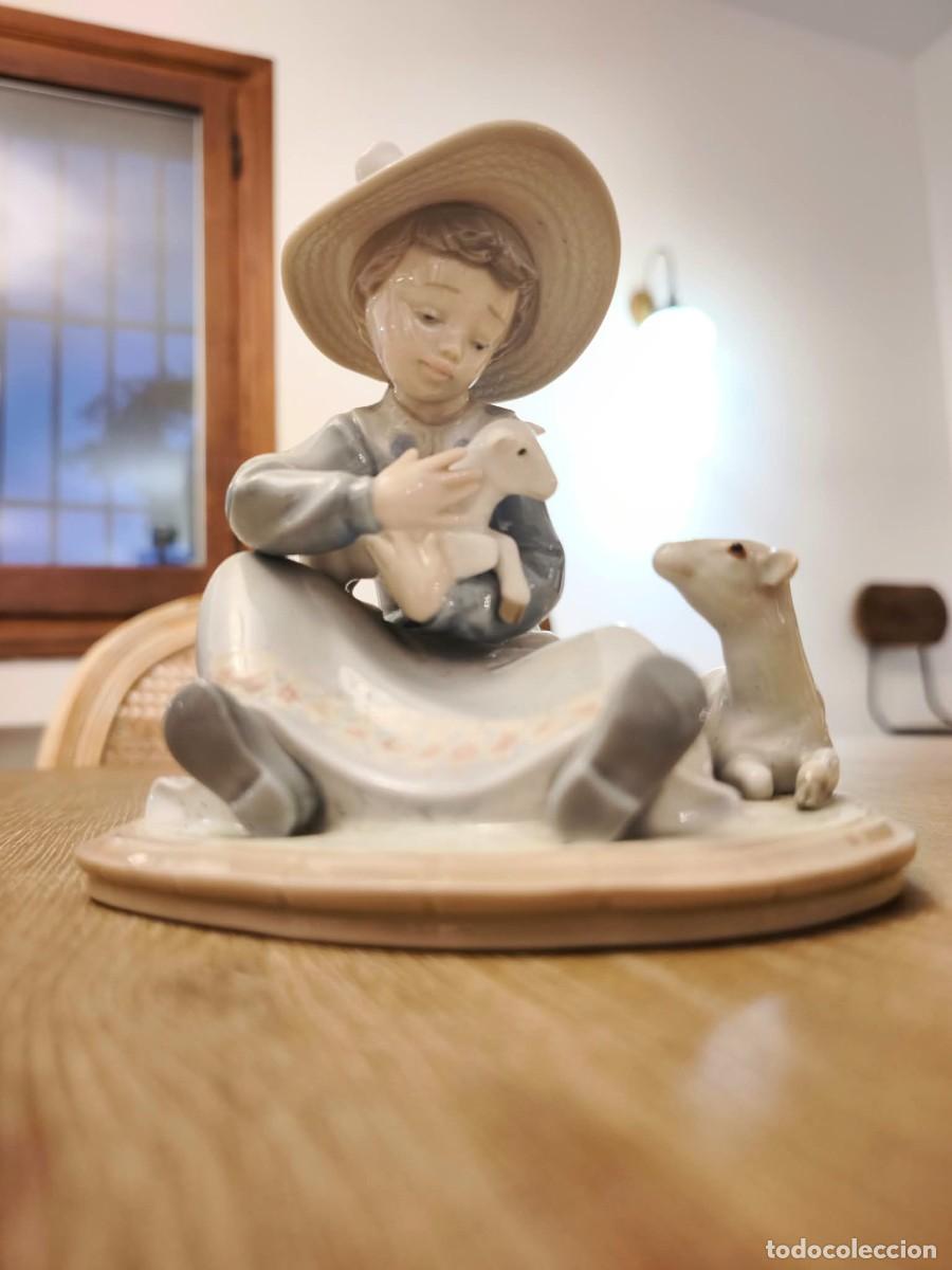 Antig&uuml;edades: Figura Lladr&oacute; de pastorcilla con oveja