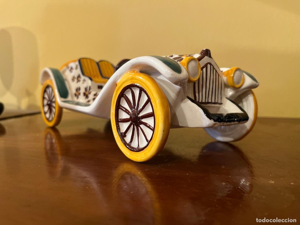 Antig&uuml;edades: Coche de &eacute;poca en cer&aacute;mica de Manises - A&ntilde;os 60/70. Pintado a mano. Ref 4745