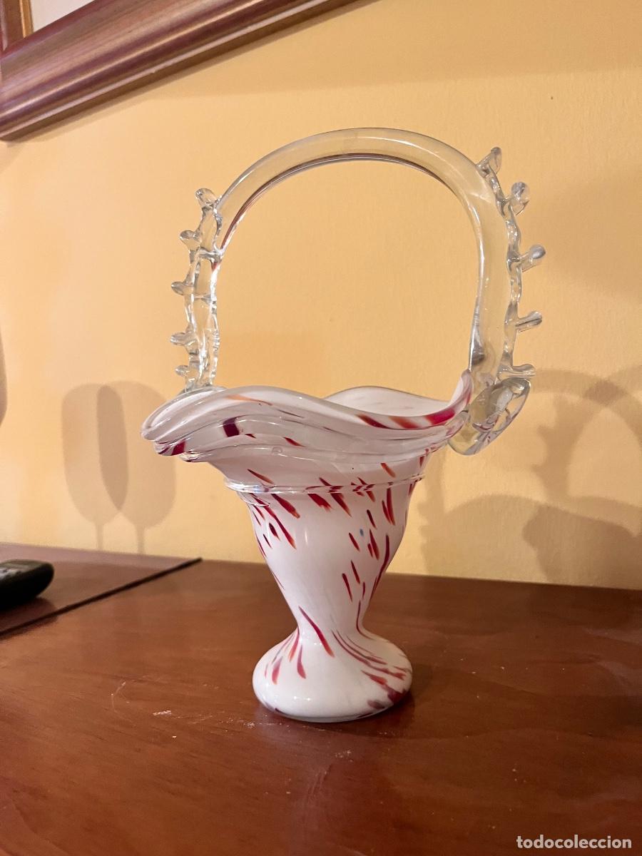 Antig&uuml;edades: Cesta jarr&oacute;n vintage en vidrio soplado estilo Murano - Blanco y rojo jaspeado