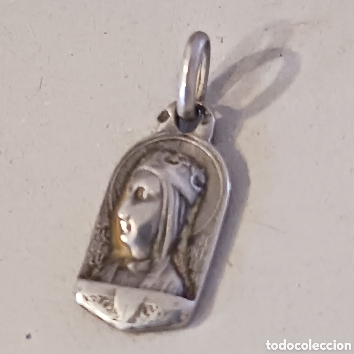 Antig&uuml;edades: Medalla antigua,de la Virgen de Montserrat