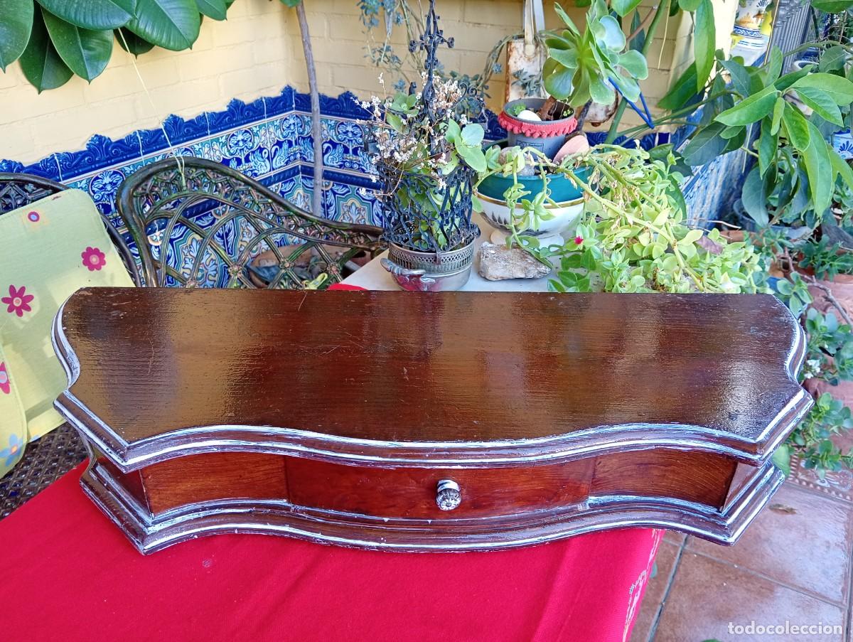 Antig&uuml;edades: M&eacute;nsula Repisa Peana antigua de madera con caj&oacute;n