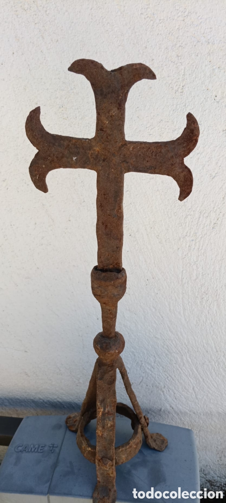 Antig&uuml;edades: Cruz de hierro forjado sobremesa de iglesia