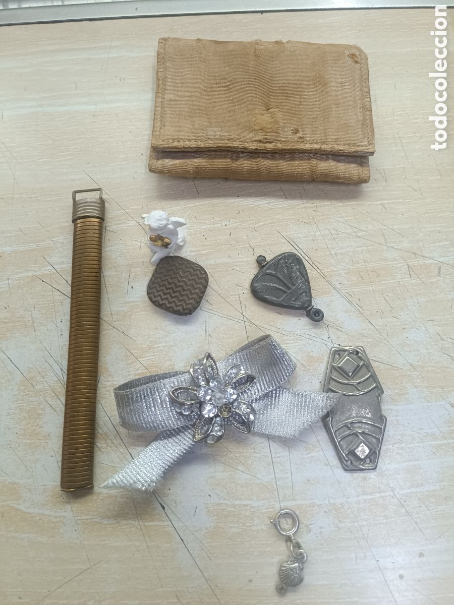 Antig&uuml;edades: Articulos vintage, incluye una capsula/capilla,pulseras,llavero broches y mas
