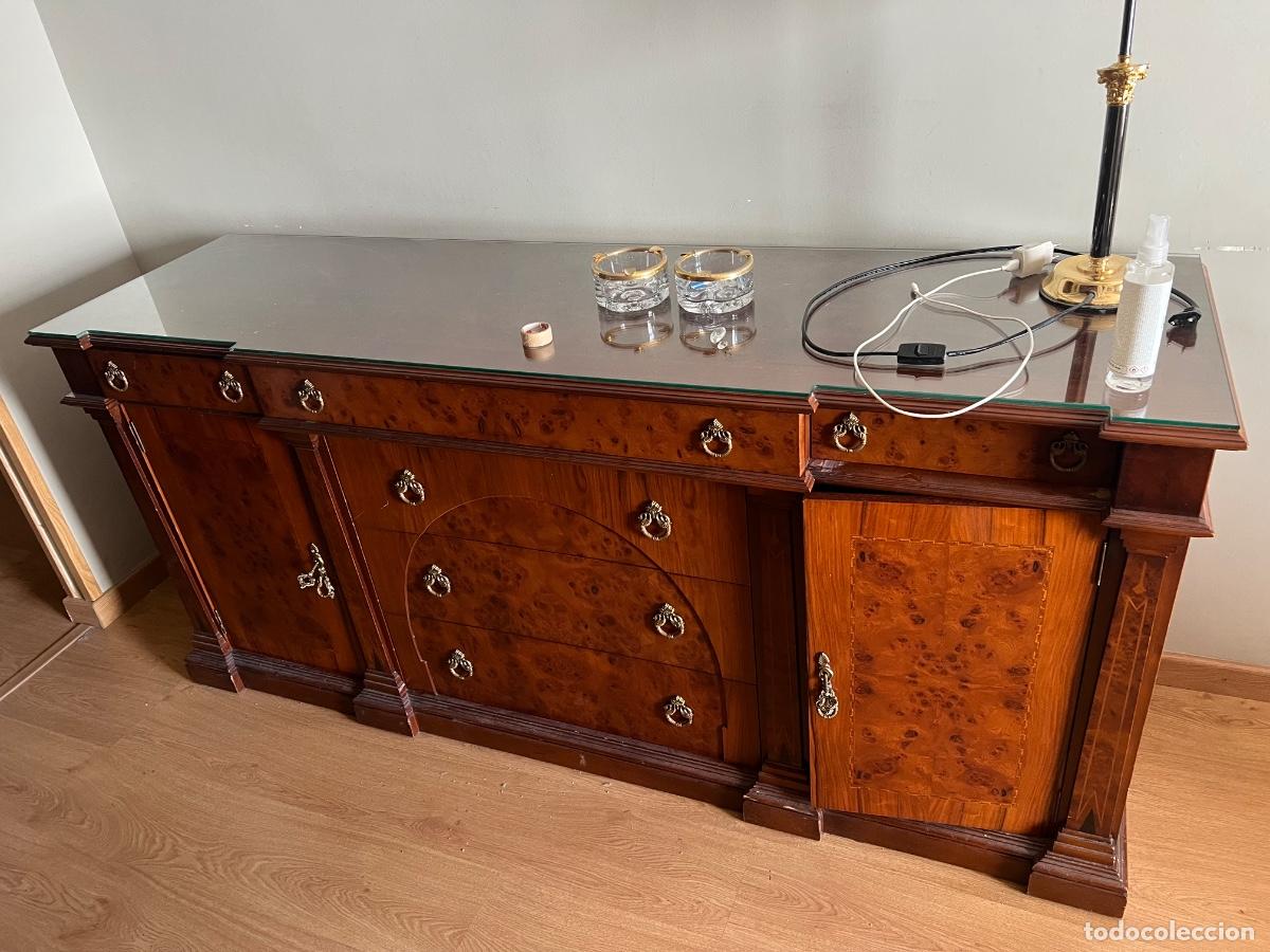 Antig&uuml;edades: Aparador antiguo de madera maciza - Foto 1