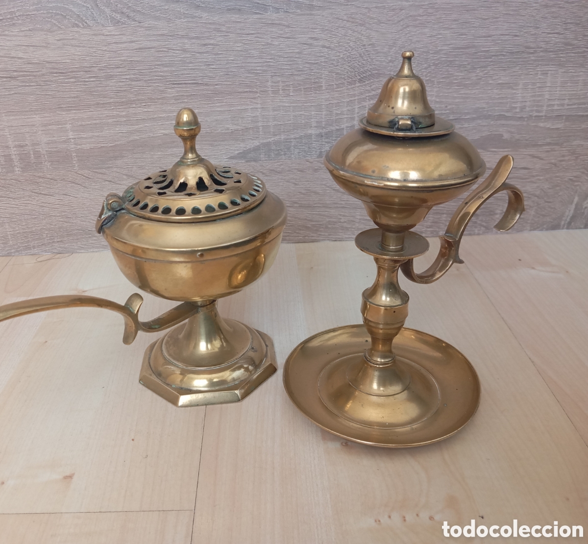 Antig&uuml;edades: Inciensario y lampara de aceite