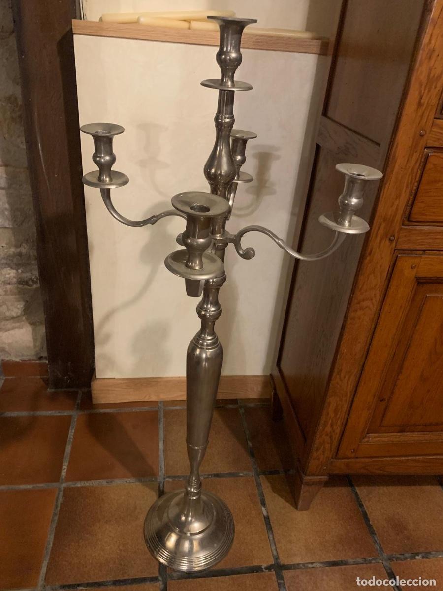 Antig&uuml;edades: Candelabro alto de metal