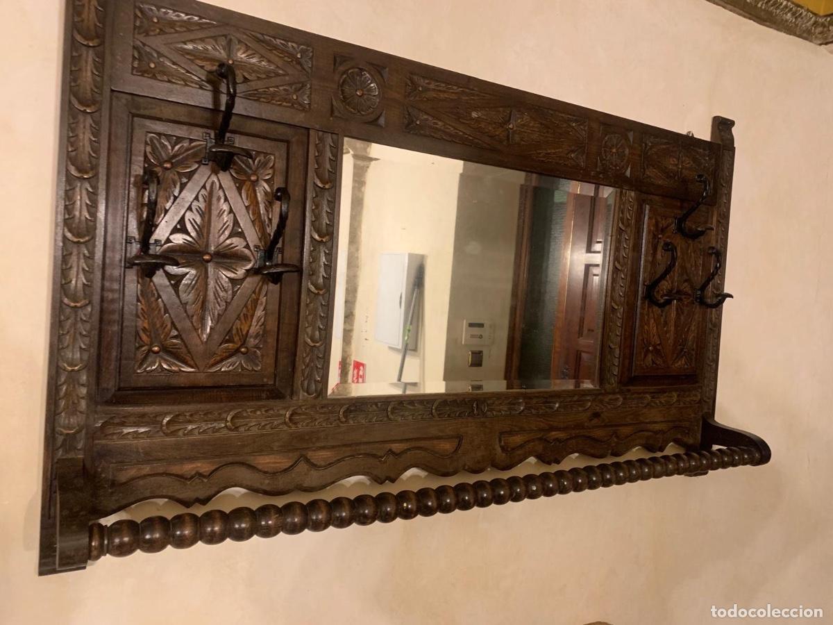 Antig&uuml;edades: Perchero antiguo de madera con espejo - Foto 1