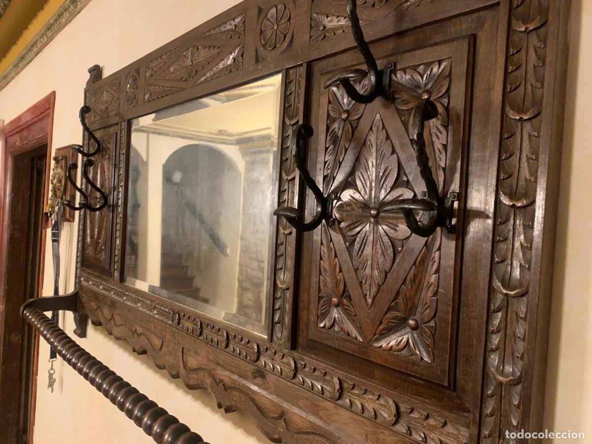 Antig&uuml;edades: Perchero antiguo de madera con espejo - Foto 2