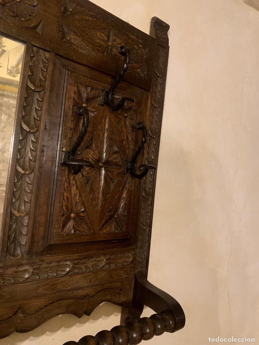 Antig&uuml;edades: Perchero antiguo de madera con espejo - Foto 4