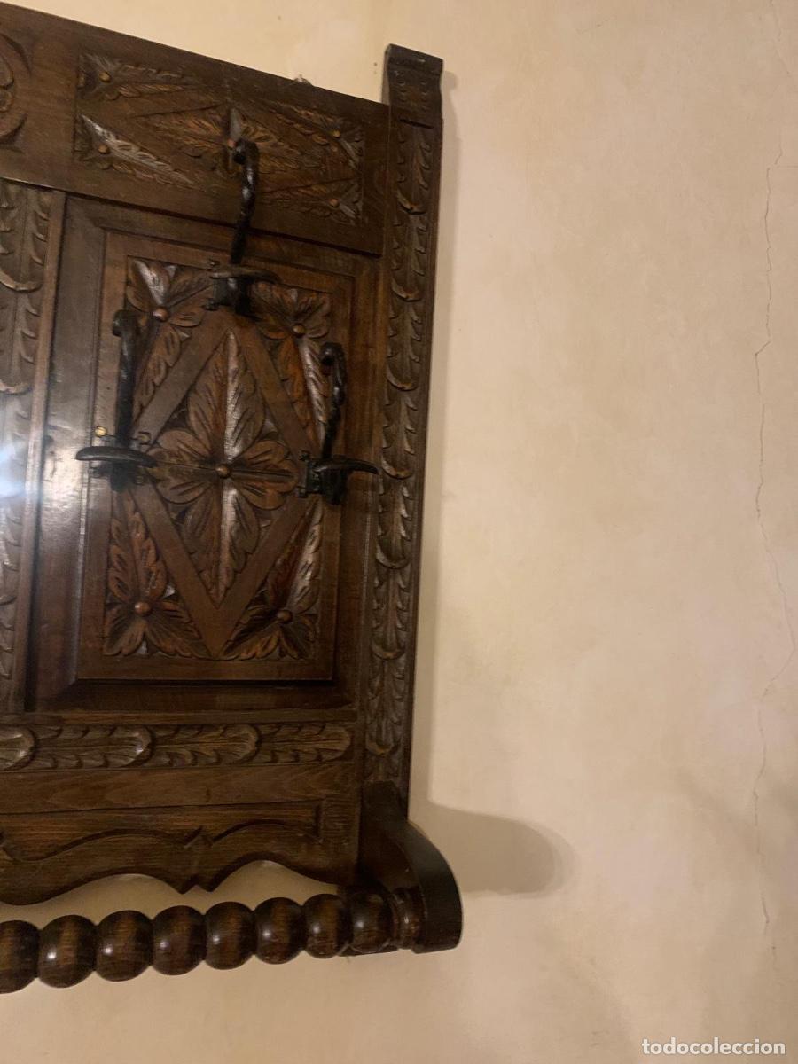 Antig&uuml;edades: Perchero antiguo de madera con espejo - Foto 5