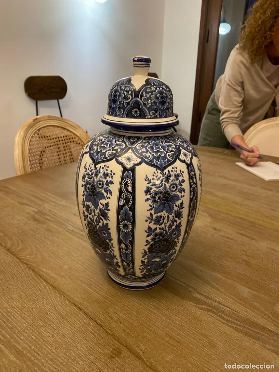 Antig&uuml;edades: Vasija de Cer&aacute;mica Tradicional en Azul y Blanco con Tapa