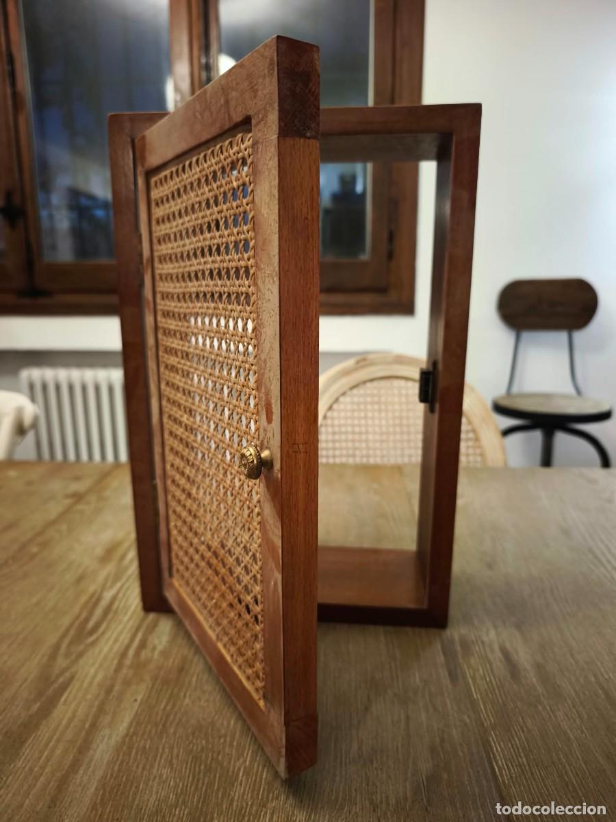 Antig&uuml;edades: Armario de Pared o Mueble Auxiliar Cuelgallaves de Madera y Rejilla de Rejuntado