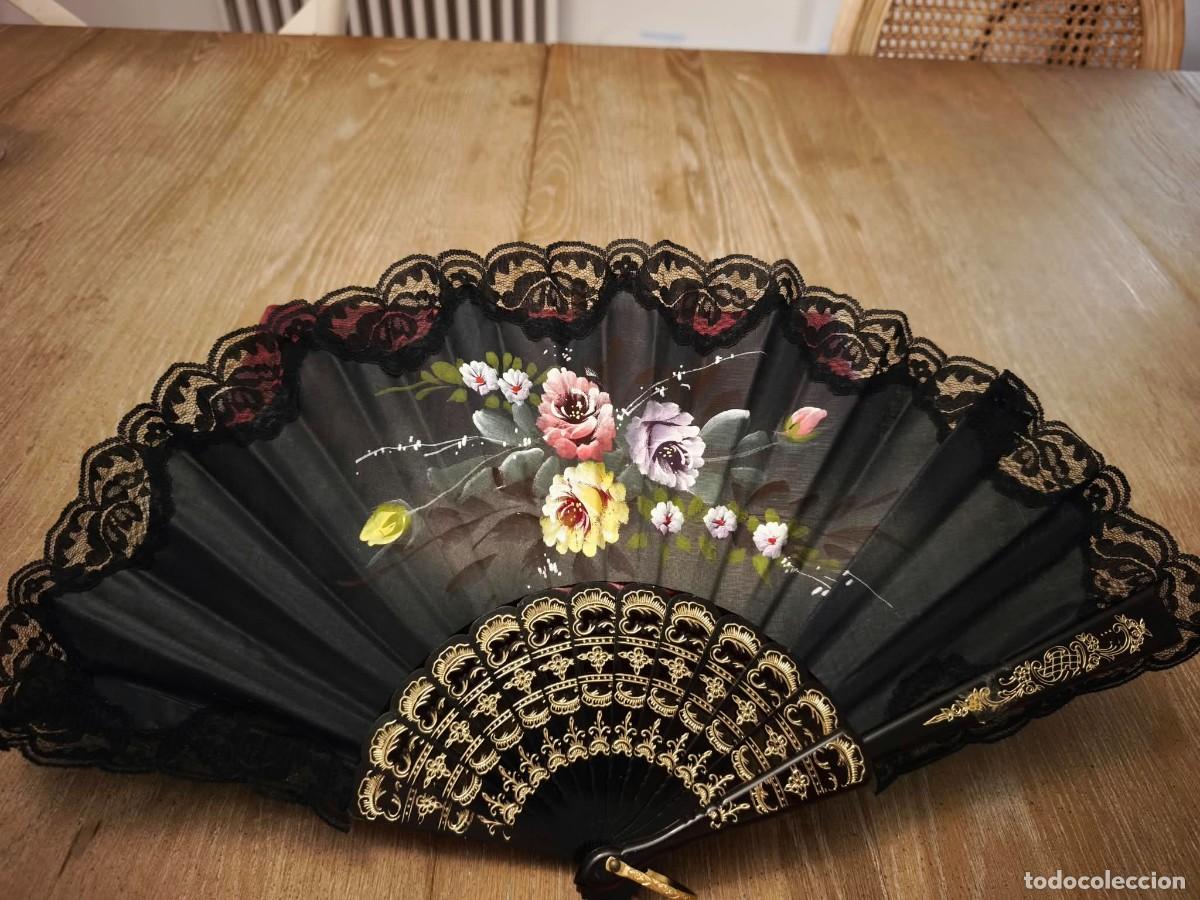 Antig&uuml;edades: Abanico Espa&ntilde;ol de Tela y Encaje Negro con Flores Pintadas a Mano