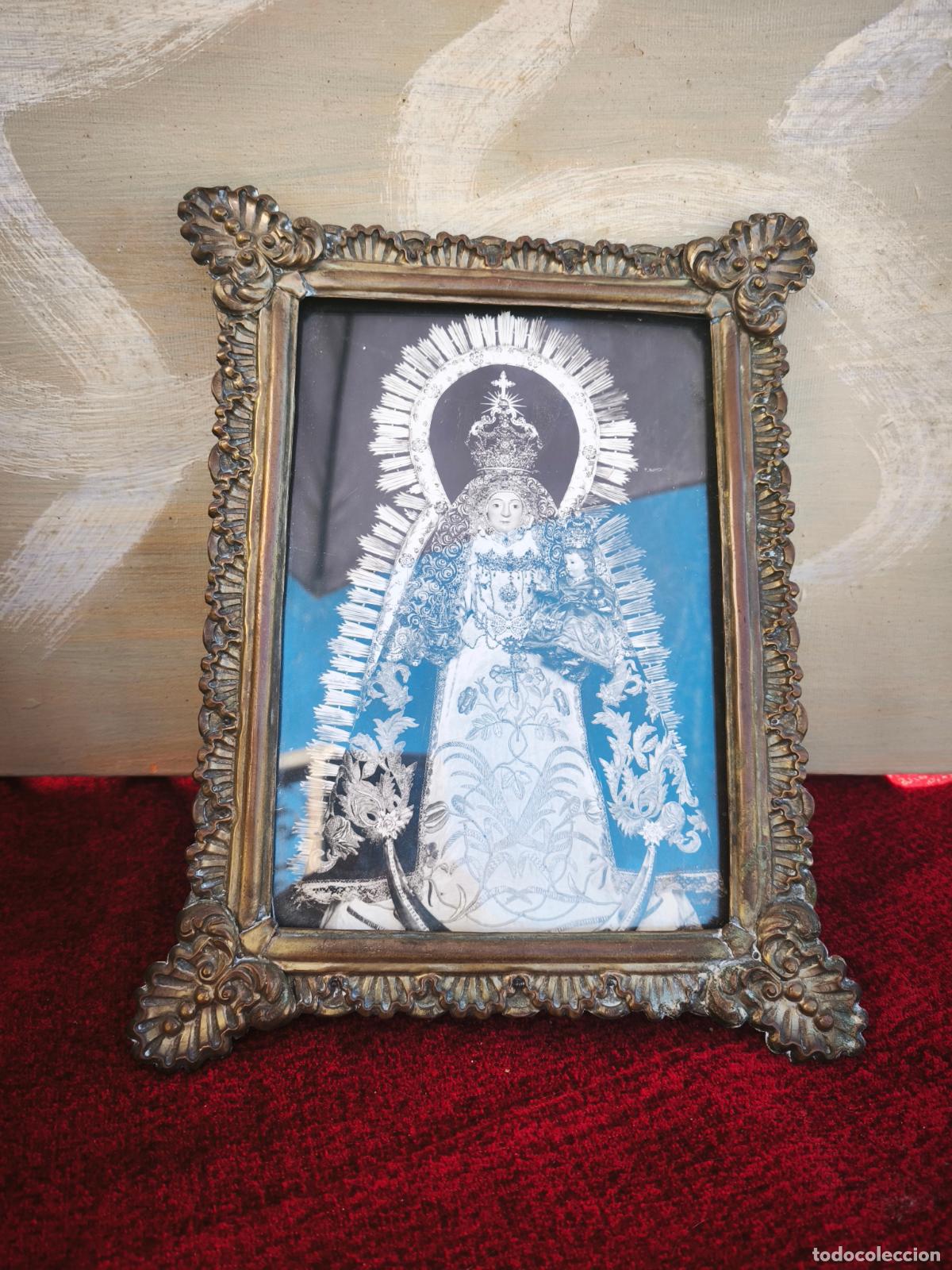 Antig&uuml;edades: MARCO DE METAL TROQUELADO CON FOTOGRAF&Iacute;A ANTIGUA DE NUESTRA SE&Ntilde;ORA DE CONSOLACI&Oacute;N DE UTRERA.