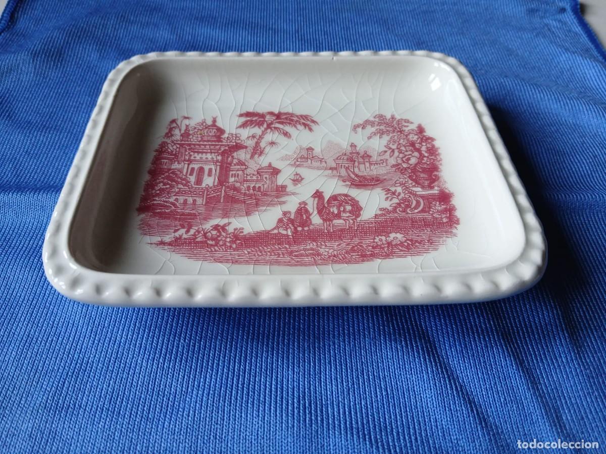 Antig&uuml;edades: Bandeja/Vaciabolsillos La Cartuja de Sevilla. Roja. 14 x 11,5 x 2,5 cm
