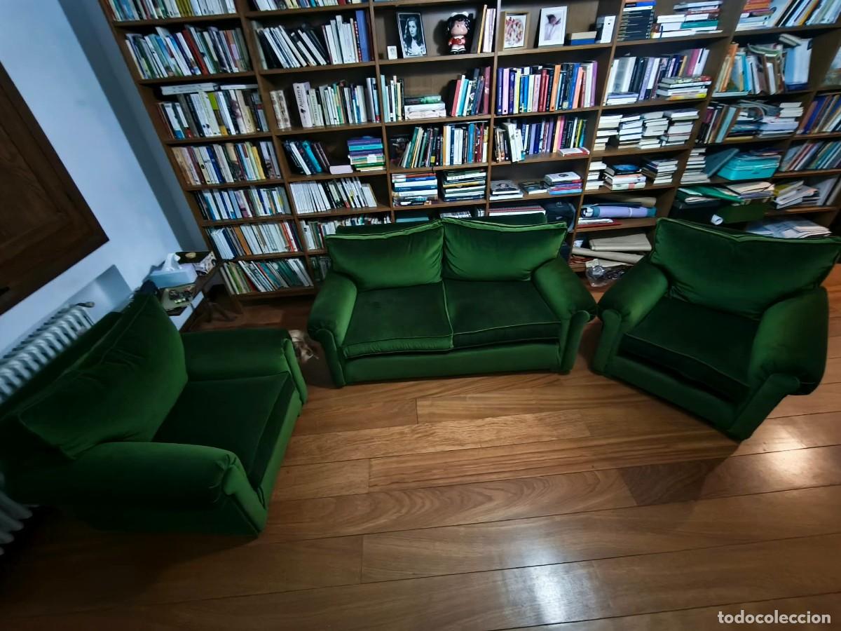 Antig&uuml;edades: Tresillo (sof&aacute; y dos sillones). Estructura antigua, reci&eacute;n tapizado en terciopelo.