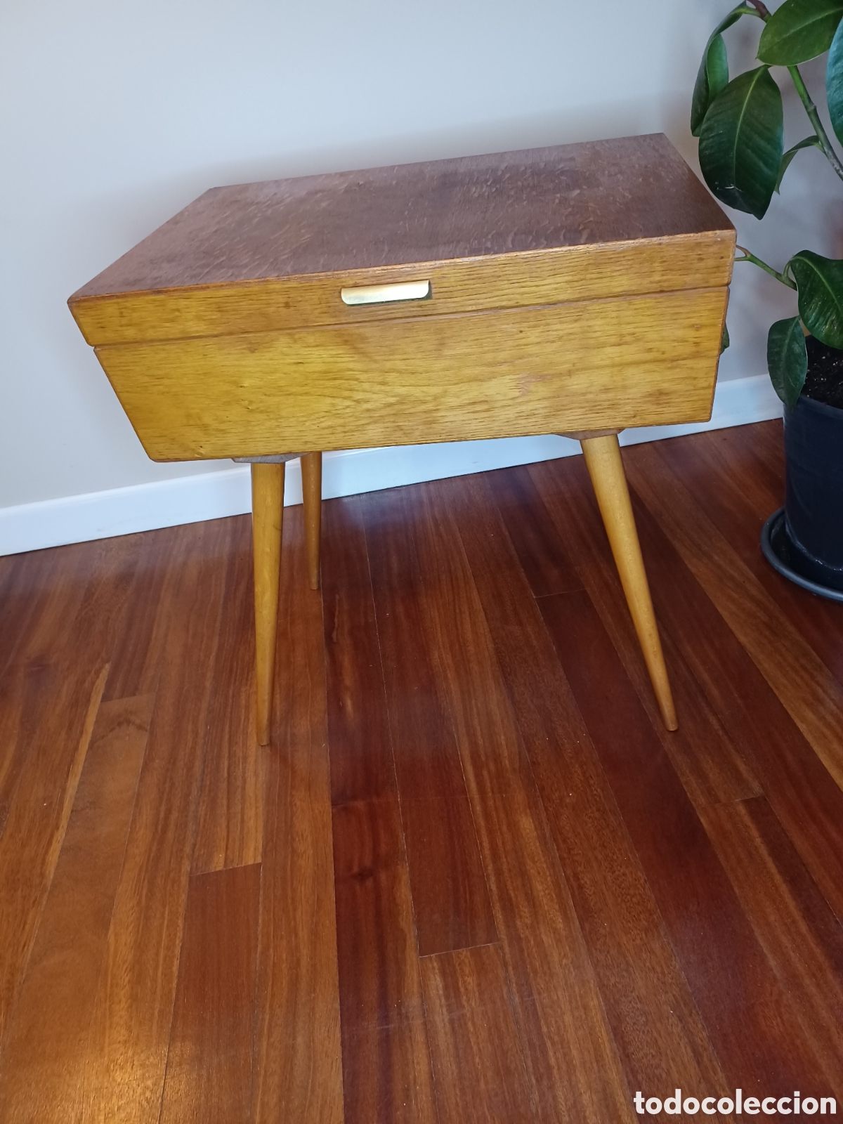 Antig&uuml;edades: Mesa Costurero de Colecci&oacute;n Mid-Century Modern &ndash; Madera Noble Ensamblada &ndash; Dinamarca/Alemania 1960
