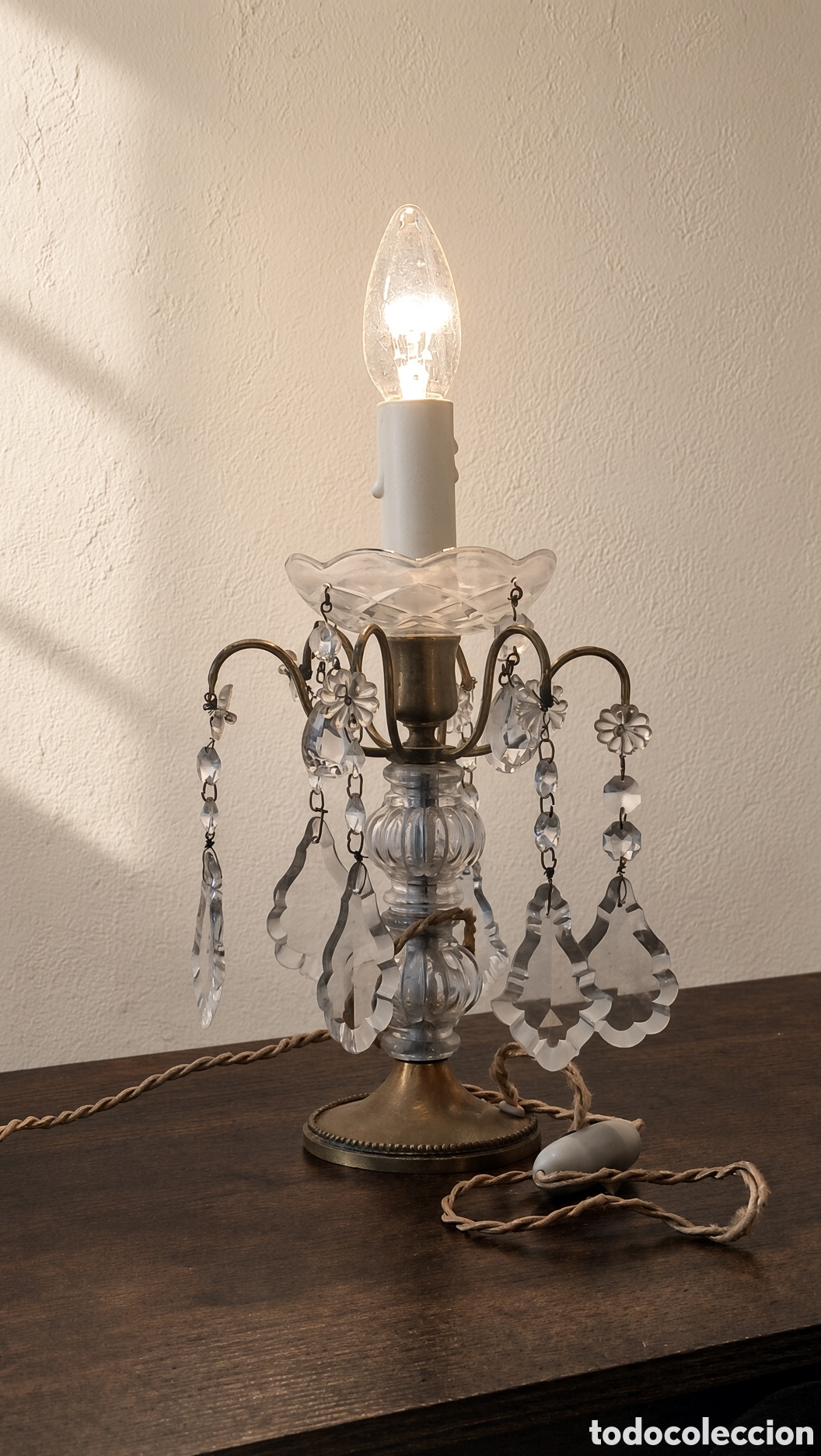 Antig&uuml;edades: antigua l&aacute;mpara de sobremesa tipo candelabro con colgantes de cristal transparente