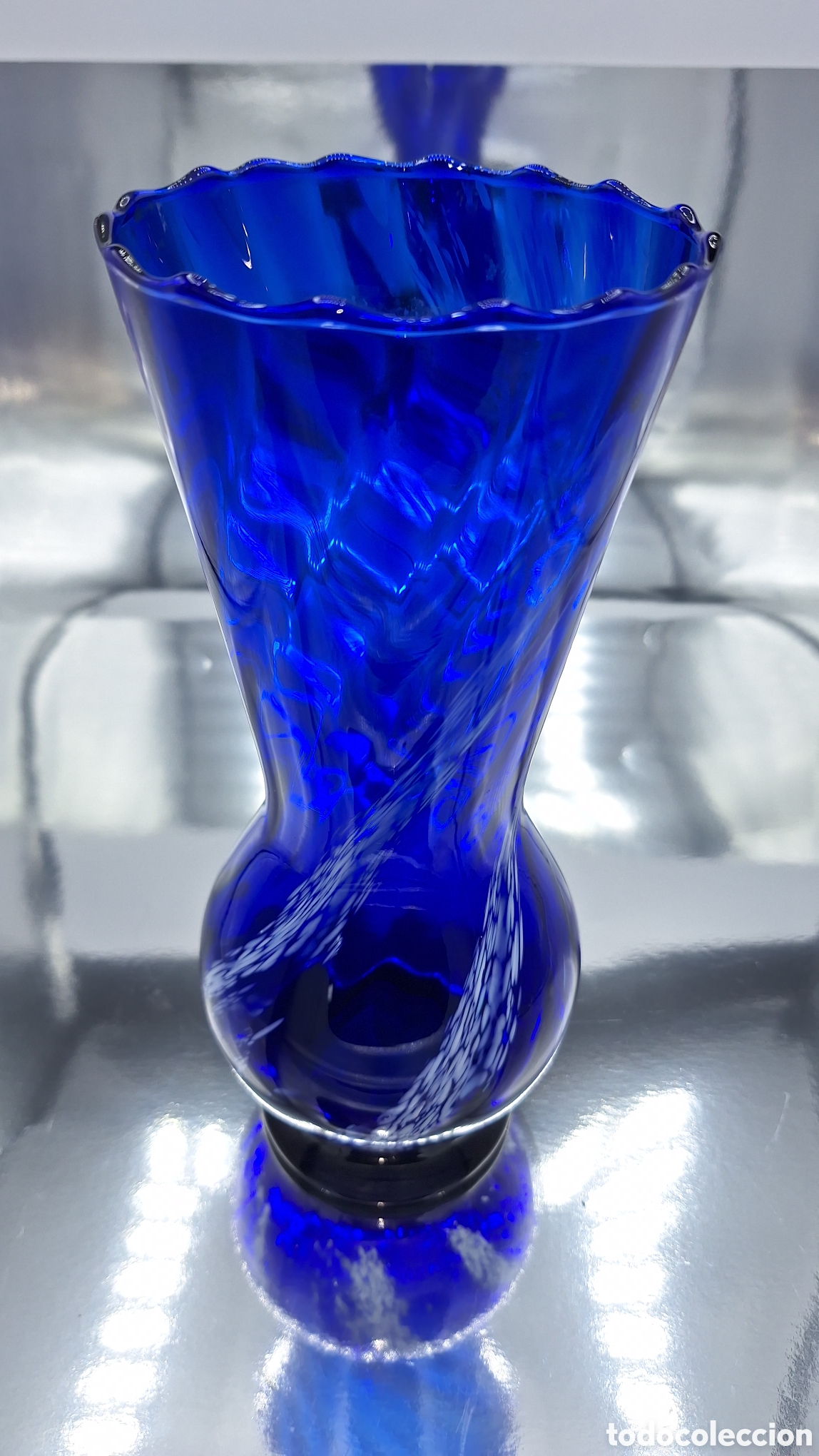 Antig&uuml;edades: jarr&oacute;n balaustre de cristal azul cobalto (o cristal de Murano) con decoraci&oacute;n de lattimo