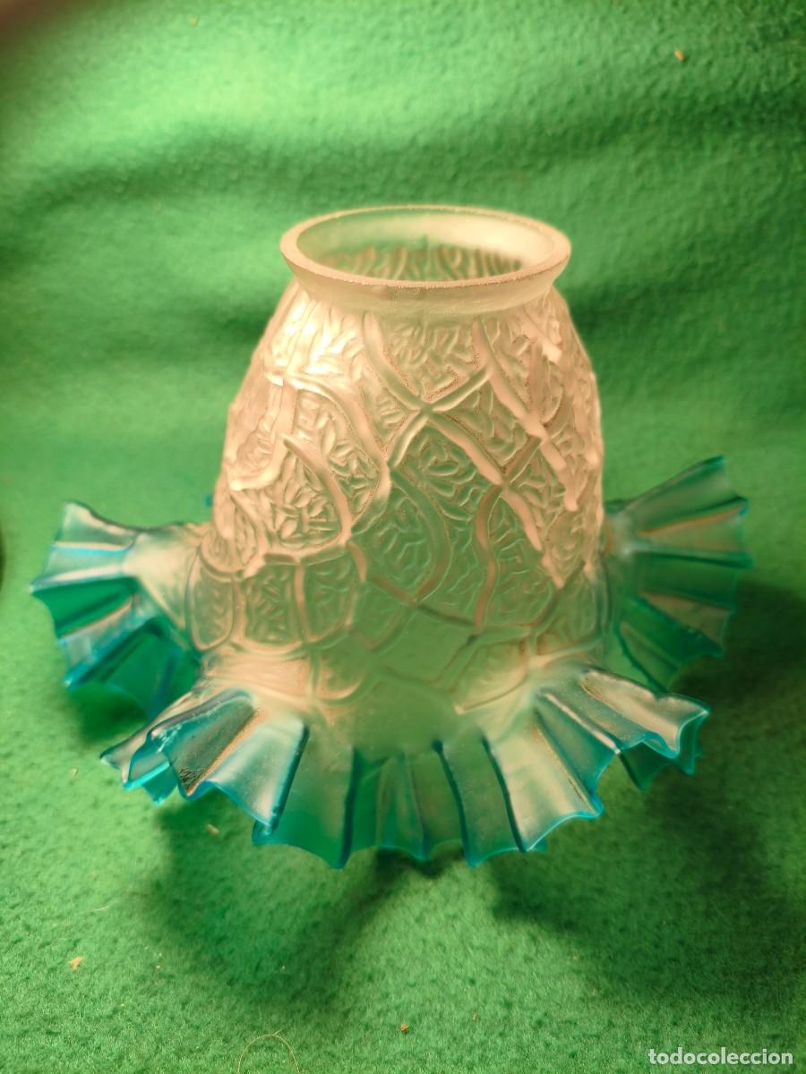 Antig&uuml;edades: ANTIGUA TULIPA MODERNISTA. DECORADA CON RELIEVES Y FALDA RIZADA AZUL.