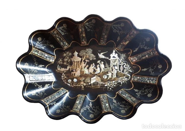 Antig&uuml;edades: Bandeja de centro. Papel mache. Birmingham. Victoriana. 1850.