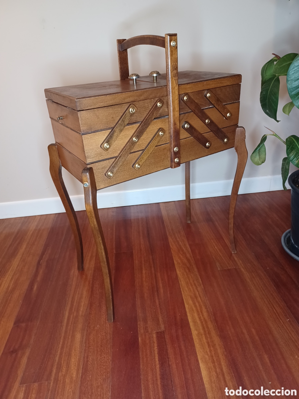 Antig&uuml;edades: Mesa Costurero de Pie en Acorde&oacute;n Berret-Bertin &ndash; Francia, C. 1960 &ndash; Madera Noble, Ensambles de Lazo