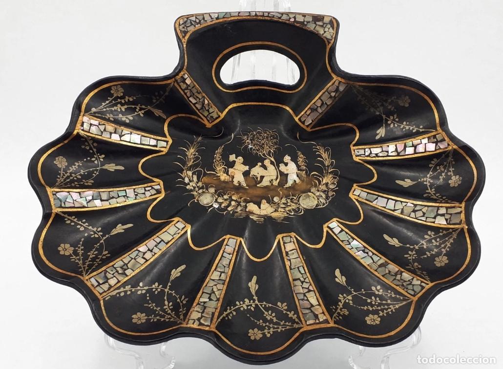 Antig&uuml;edades: Pala recoge migas, Birmingham 1850. n&aacute;car y oro. Chinoiserie. Victoriana.