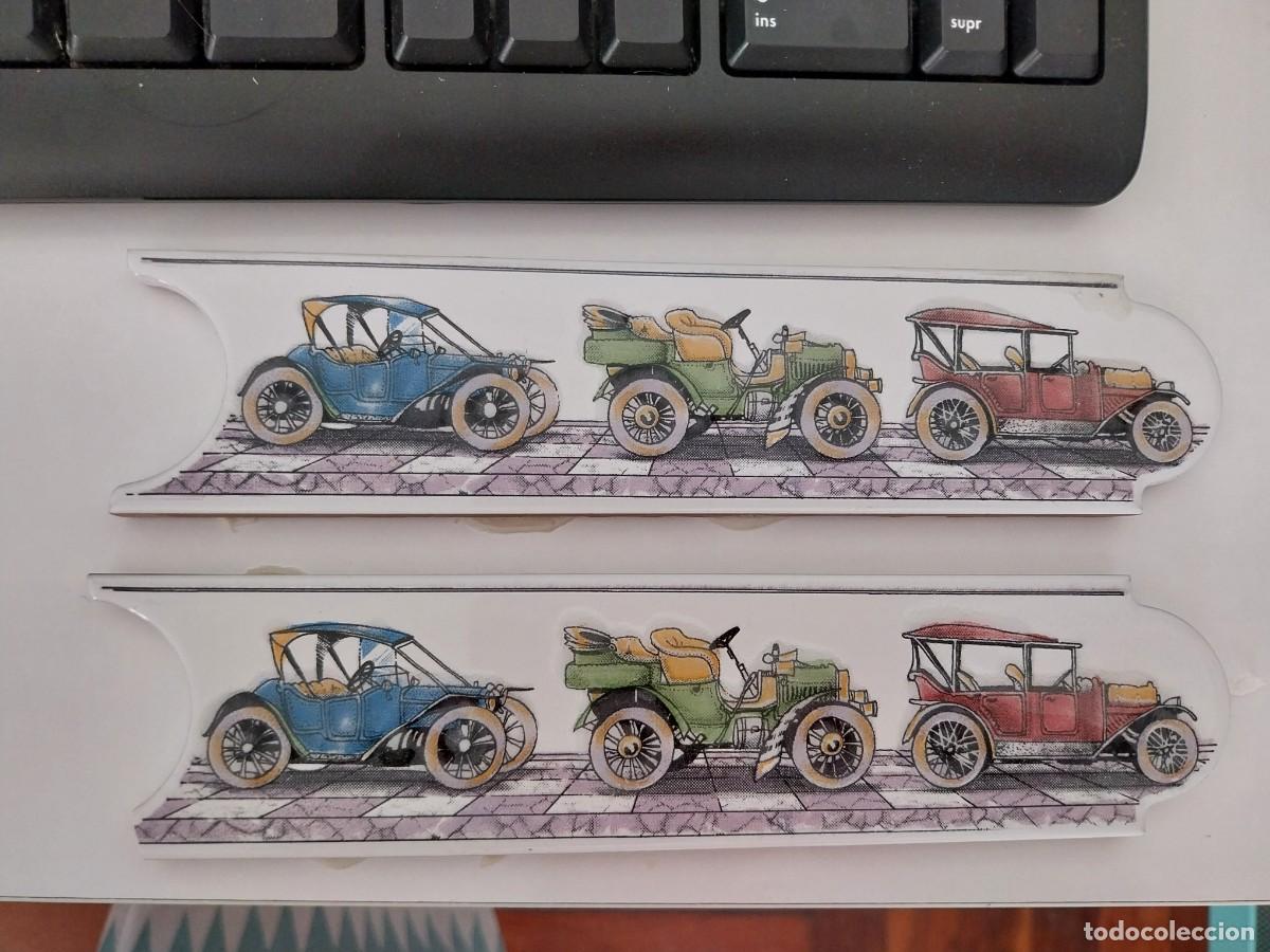 Antig&uuml;edades: Dos azulejos decorativos con ilustraciones de coches antiguos