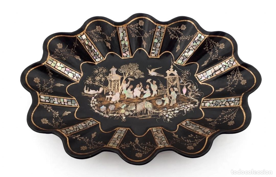 Antig&uuml;edades: Bandeja de centro. Papel mache. Birmingham. Victoriana. 1850.
