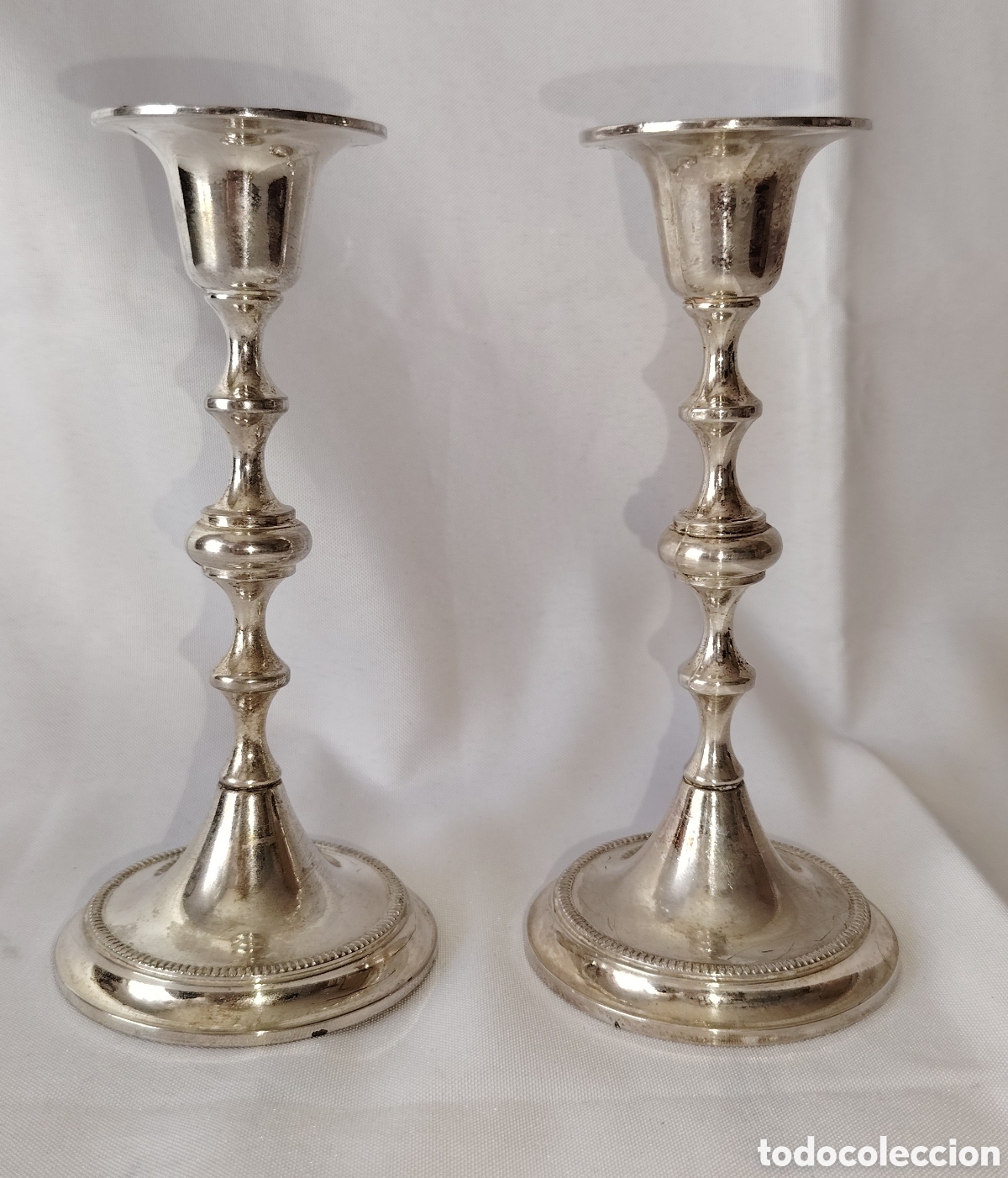 Antig&uuml;edades: Pareja de Candelabros Balustre en Metal Plateado con Borde Perlado. Altura 15 cm. &Eacute;poca S.XX