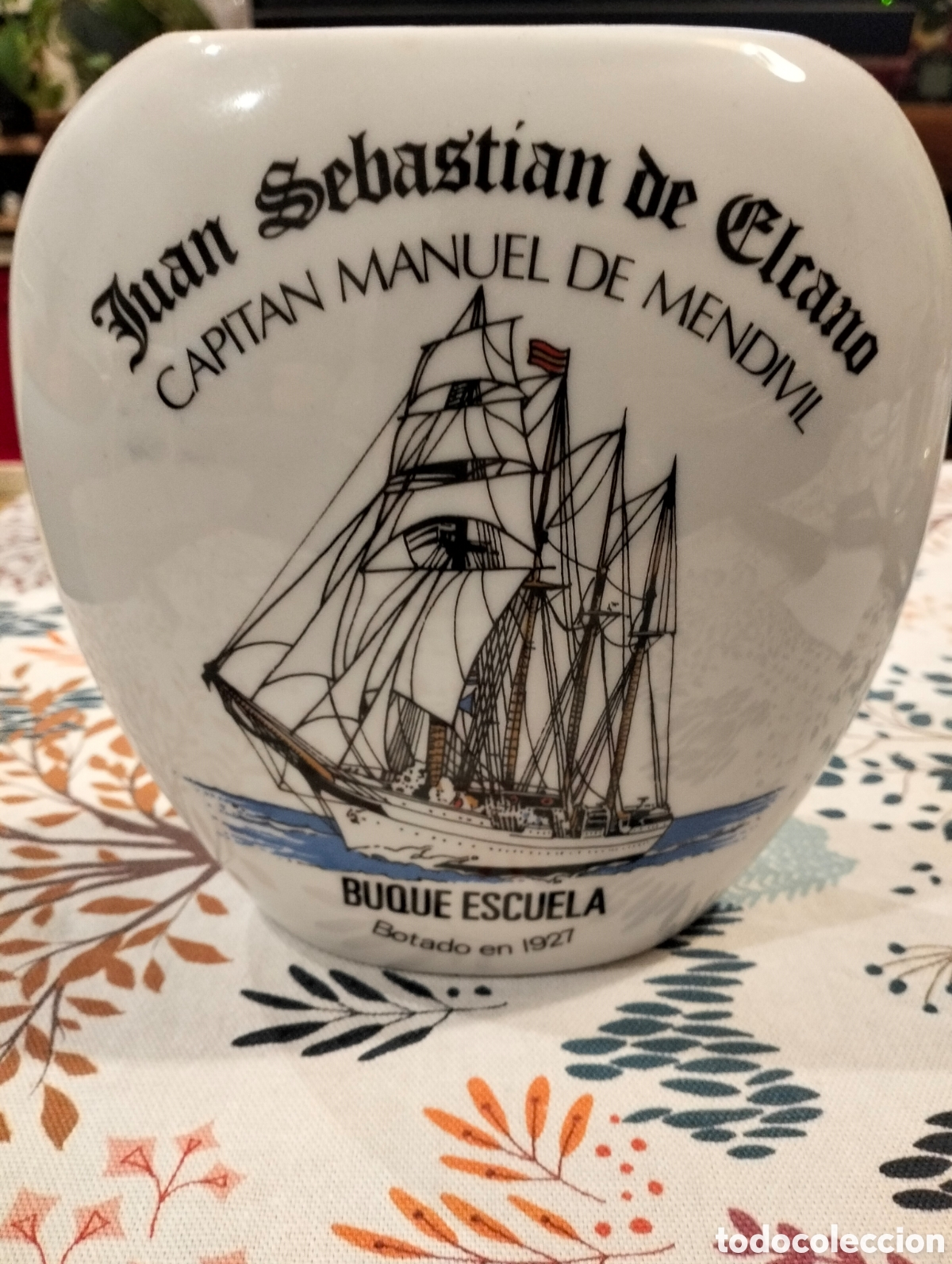 Antig&uuml;edades: Jarr&oacute;n / Cer&aacute;mica conmemorativa Buque Escuela Juan Sebasti&aacute;n de Elcano (Armada)